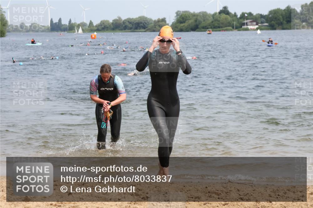 15.06.2025 - 27. Vierlanden-Triathlon Lena Gebhardt http://msf.ph/oto/8033837 15.06.2025 11:18:35 Schwimmen 909, 912, 925, 939, 970 meine-sportfotos.de