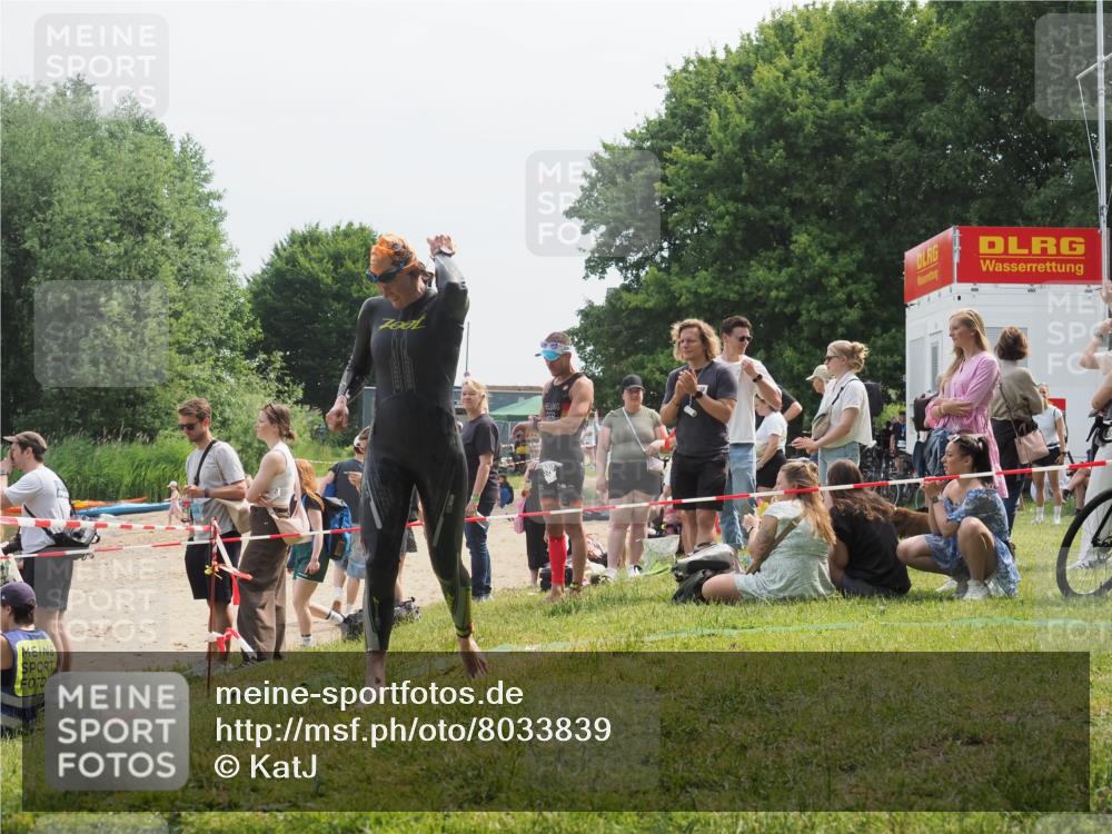 15.06.2025 - 27. Vierlanden-Triathlon KatJ http://msf.ph/oto/8033839 15.06.2025 11:17:06 Schwimmen 825, 945, 978 meine-sportfotos.de