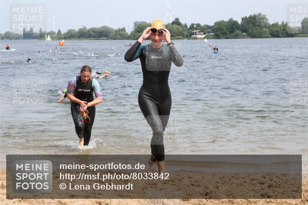 15.06.2025 - 27. Vierlanden-Triathlon Lena Gebhardt http://msf.ph/oto/8033842 15.06.2025 11:18:36 Schwimmen 909, 912, 925, 939, 970 meine-sportfotos.de