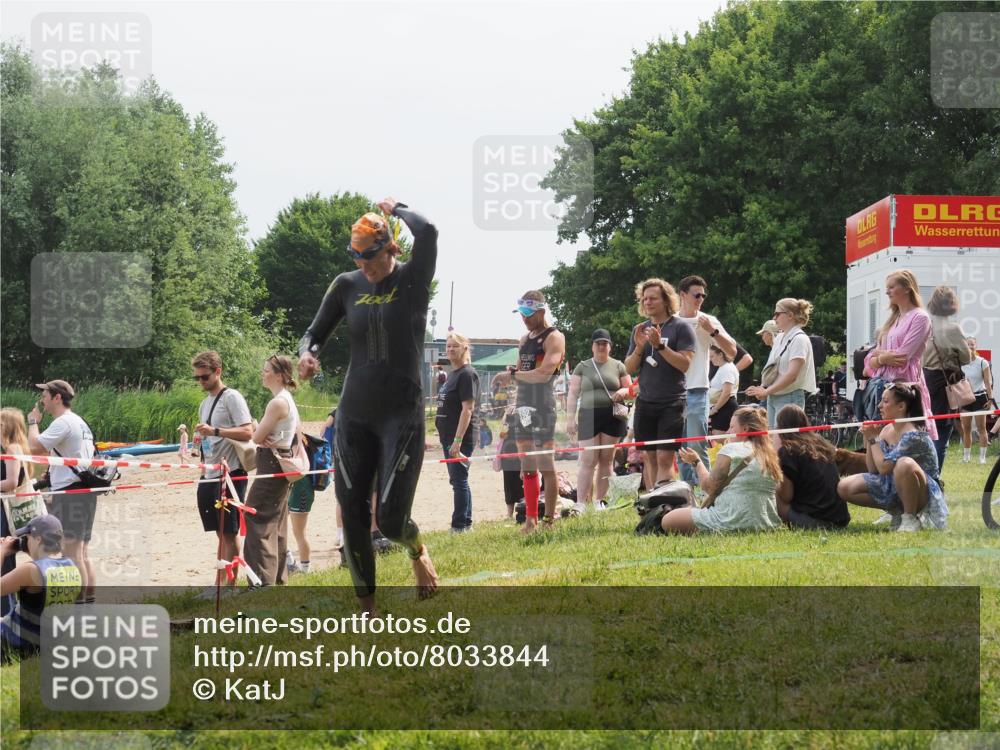 15.06.2025 - 27. Vierlanden-Triathlon KatJ http://msf.ph/oto/8033844 15.06.2025 11:17:06 Schwimmen 825, 945, 978 meine-sportfotos.de