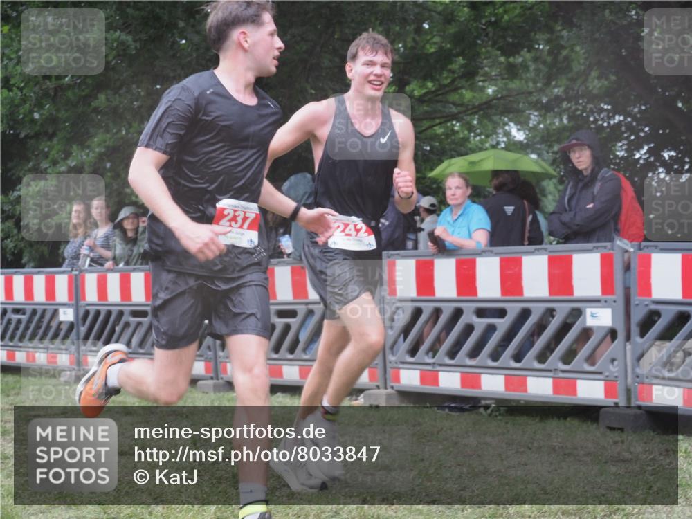21.06.2025 - 27. Vierlanden-Triathlon KatJ http://msf.ph/oto/8033847 15.06.2025 13:46:06 Ziel 237, 242 meine-sportfotos.de