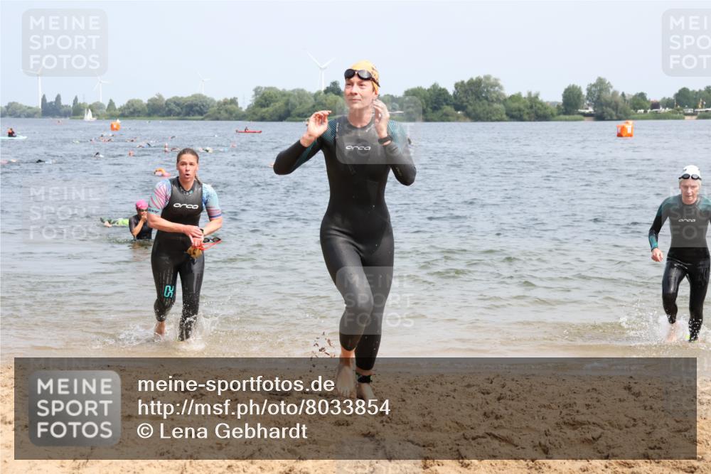 15.06.2025 - 27. Vierlanden-Triathlon Lena Gebhardt http://msf.ph/oto/8033854 15.06.2025 11:18:36 Schwimmen 909, 912, 925, 939, 970 meine-sportfotos.de