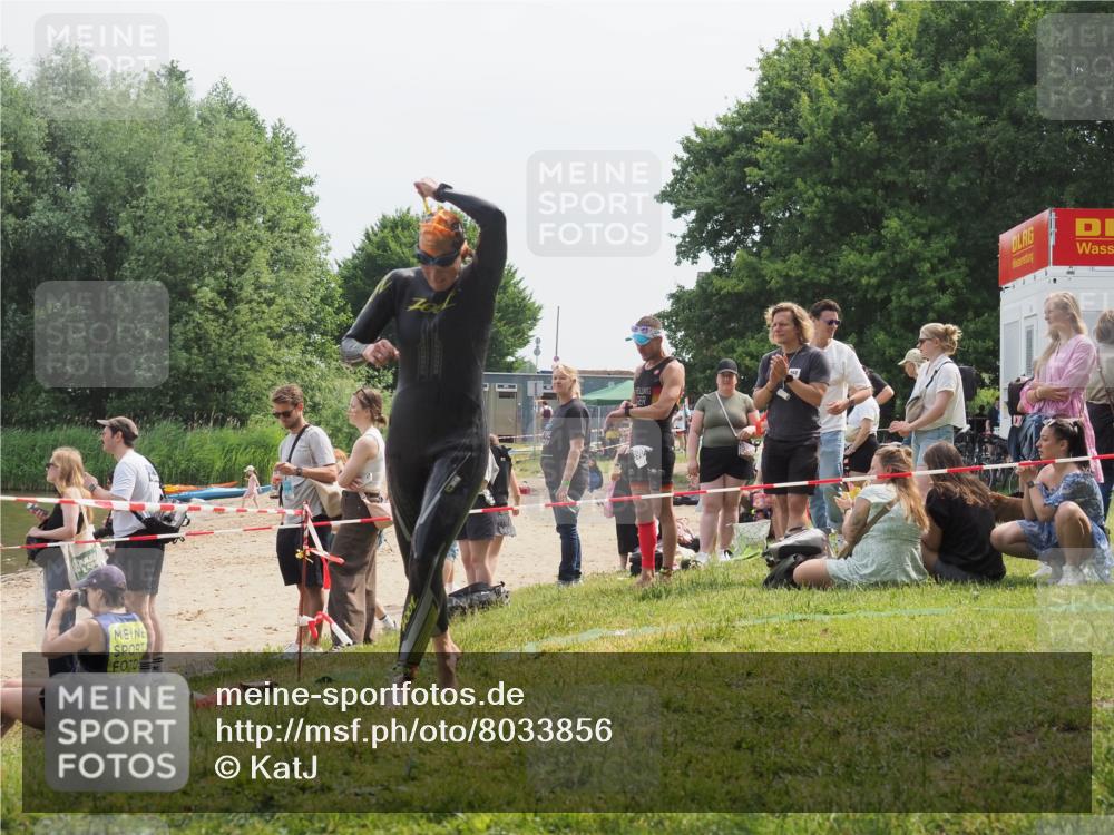 15.06.2025 - 27. Vierlanden-Triathlon KatJ http://msf.ph/oto/8033856 15.06.2025 11:17:07 Schwimmen 825, 945, 978 meine-sportfotos.de