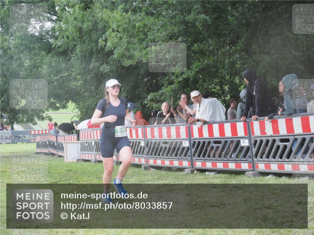 21.06.2025 - 27. Vierlanden-Triathlon KatJ http://msf.ph/oto/8033857 15.06.2025 13:46:44 Ziel 919 meine-sportfotos.de