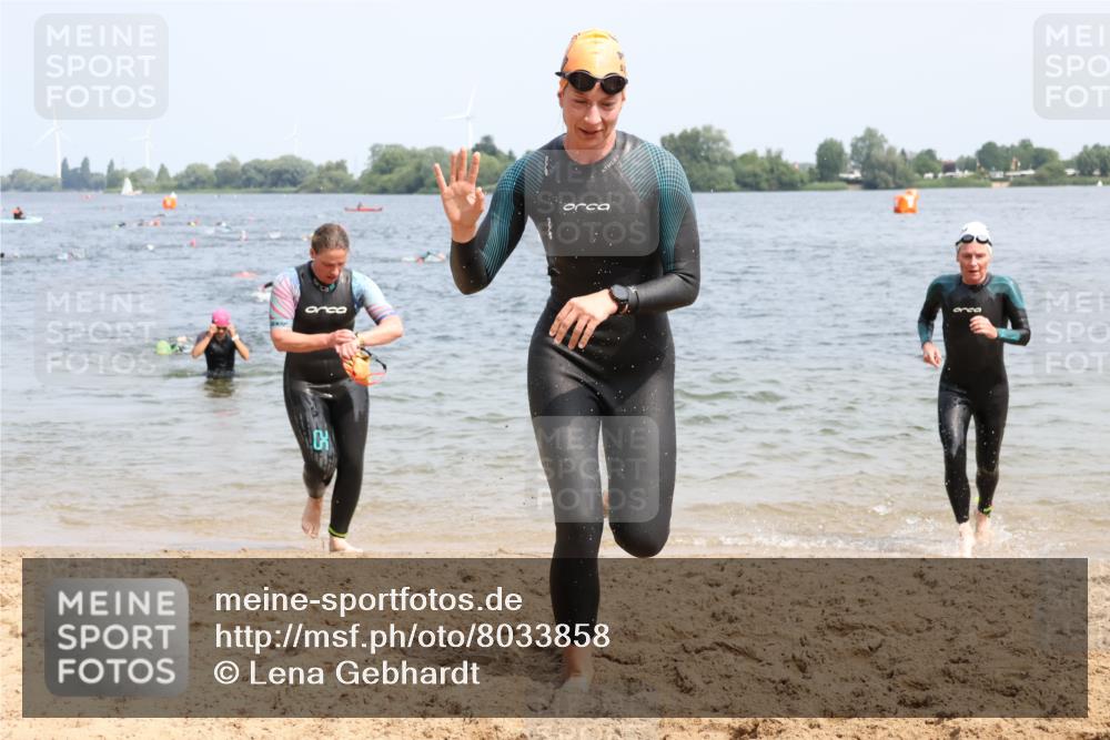15.06.2025 - 27. Vierlanden-Triathlon Lena Gebhardt http://msf.ph/oto/8033858 15.06.2025 11:18:37 Schwimmen 885, 909, 912, 925, 939, 970 meine-sportfotos.de