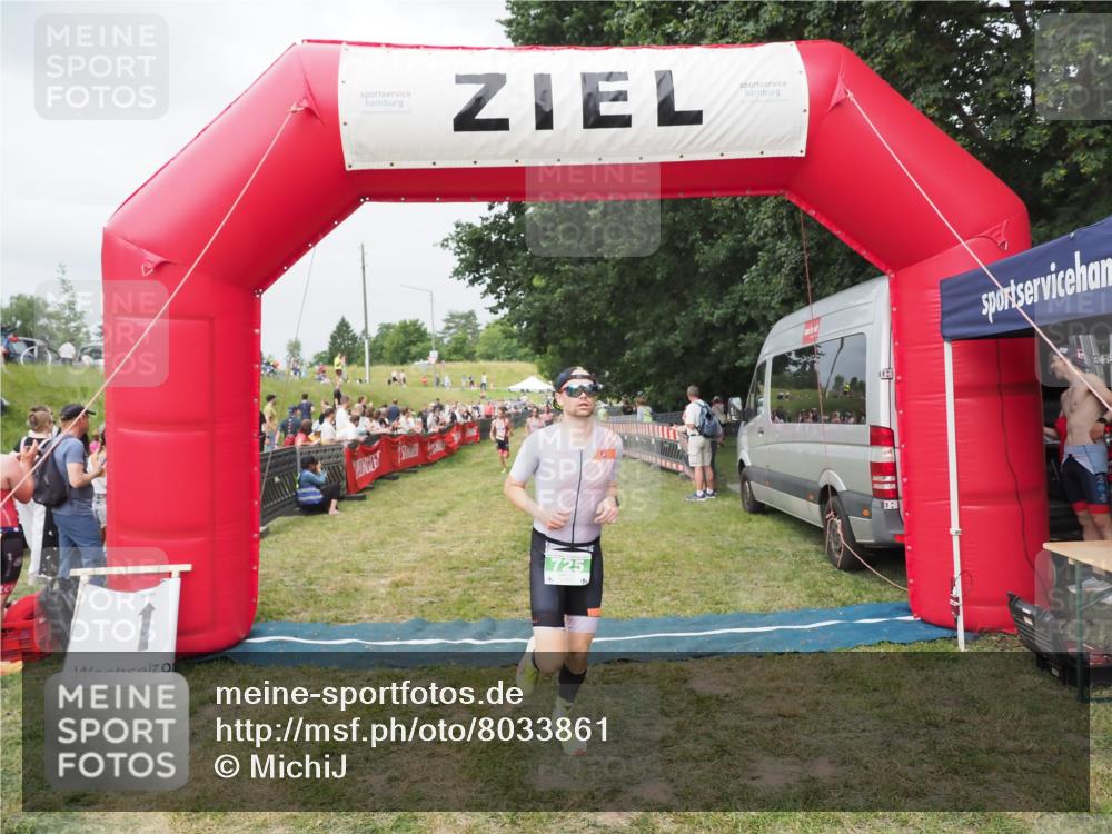 21.06.2025 - 27. Vierlanden-Triathlon MichiJ http://msf.ph/oto/8033861 15.06.2026 12:56:44 Ziel 725, 1004, 1006, 1007 meine-sportfotos.de