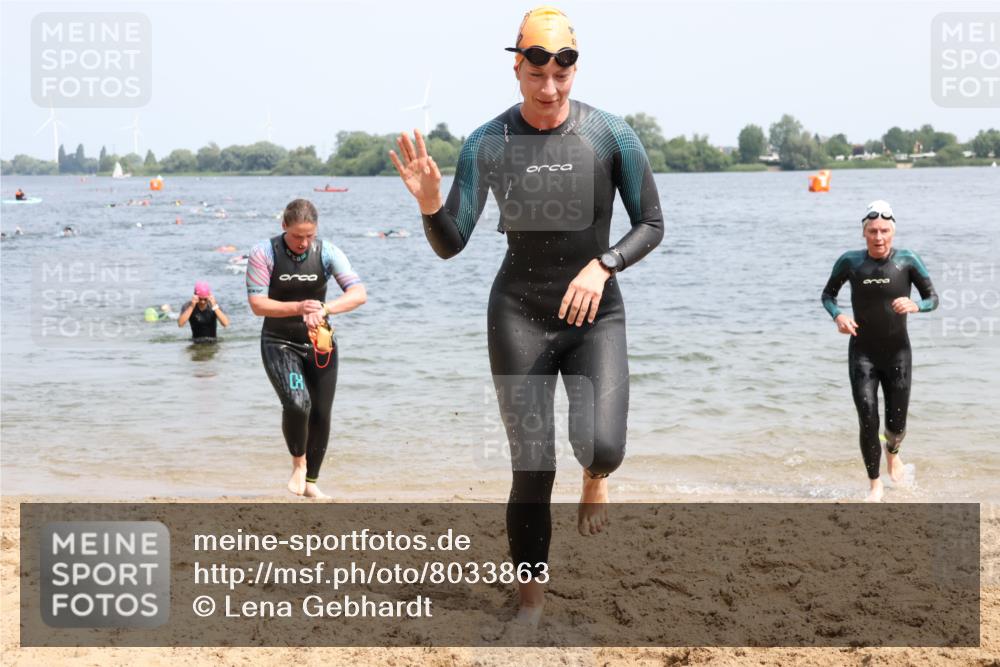 15.06.2025 - 27. Vierlanden-Triathlon Lena Gebhardt http://msf.ph/oto/8033863 15.06.2025 11:18:37 Schwimmen 885, 909, 912, 925, 939, 970 meine-sportfotos.de