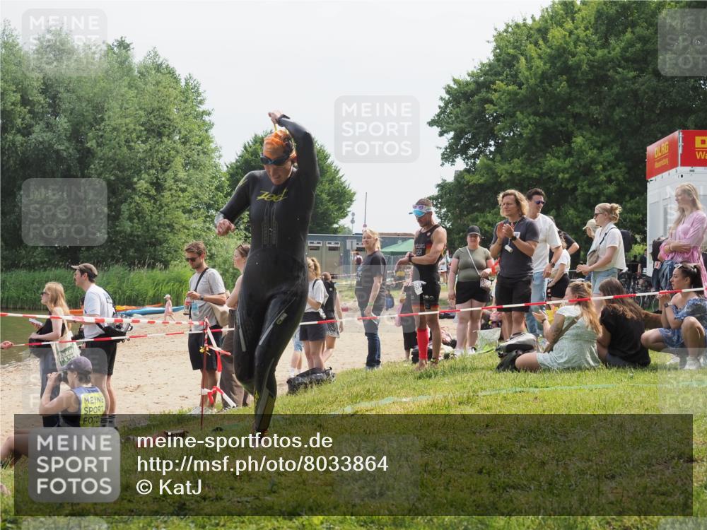15.06.2025 - 27. Vierlanden-Triathlon KatJ http://msf.ph/oto/8033864 15.06.2025 11:17:07 Schwimmen 825, 945, 978 meine-sportfotos.de