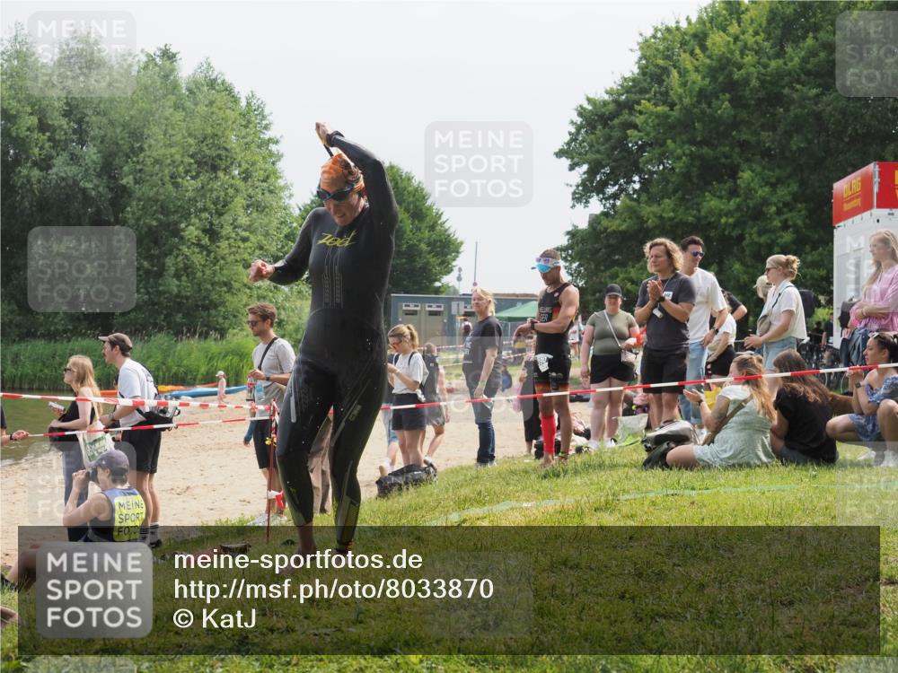 15.06.2025 - 27. Vierlanden-Triathlon KatJ http://msf.ph/oto/8033870 15.06.2025 11:17:07 Schwimmen 825, 945, 978 meine-sportfotos.de