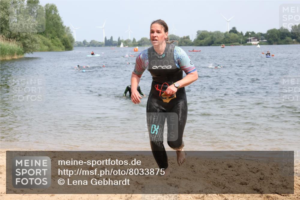 15.06.2025 - 27. Vierlanden-Triathlon Lena Gebhardt http://msf.ph/oto/8033875 15.06.2025 11:18:39 Schwimmen 885, 909, 912, 925, 939 meine-sportfotos.de