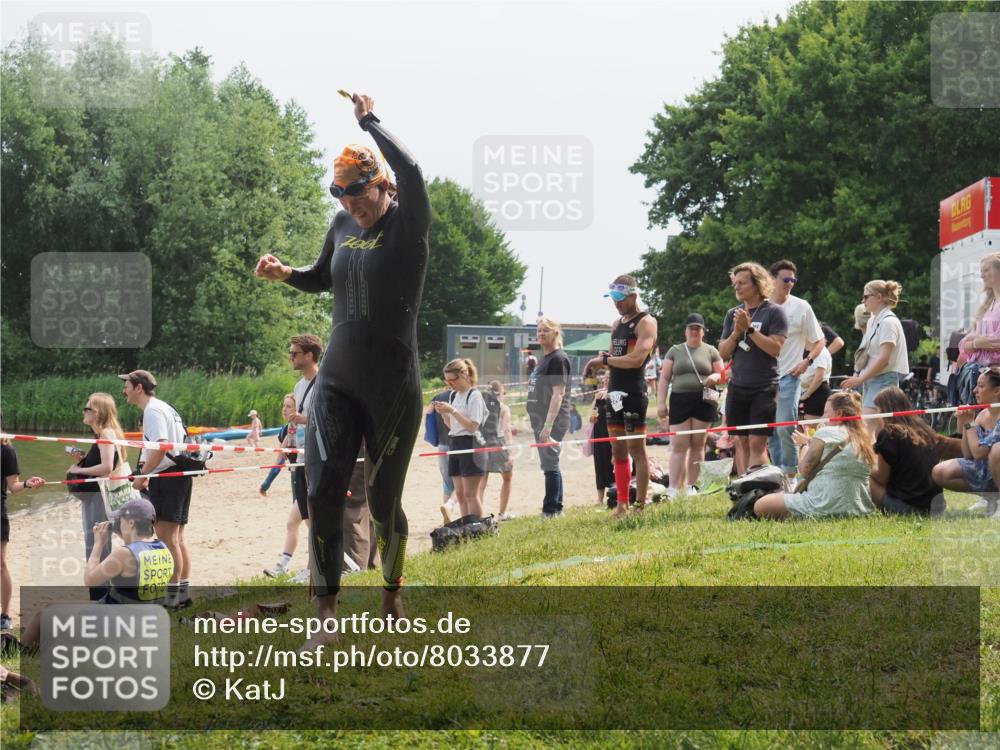 15.06.2025 - 27. Vierlanden-Triathlon KatJ http://msf.ph/oto/8033877 15.06.2025 11:17:07 Schwimmen 825, 945, 978 meine-sportfotos.de