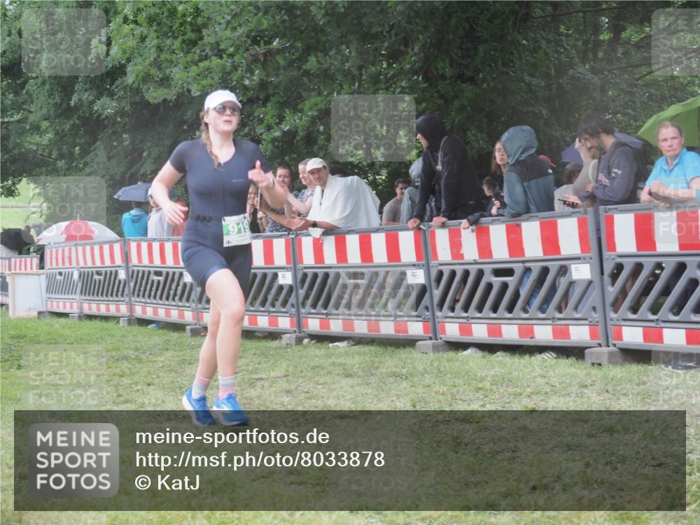 21.06.2025 - 27. Vierlanden-Triathlon KatJ http://msf.ph/oto/8033878 15.06.2025 13:46:45 Ziel 919 meine-sportfotos.de