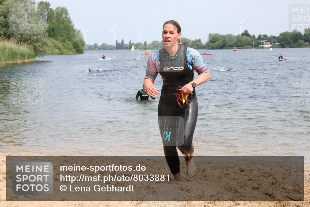 15.06.2025 - 27. Vierlanden-Triathlon Lena Gebhardt http://msf.ph/oto/8033881 15.06.2025 11:18:39 Schwimmen 885, 909, 912, 925, 939 meine-sportfotos.de