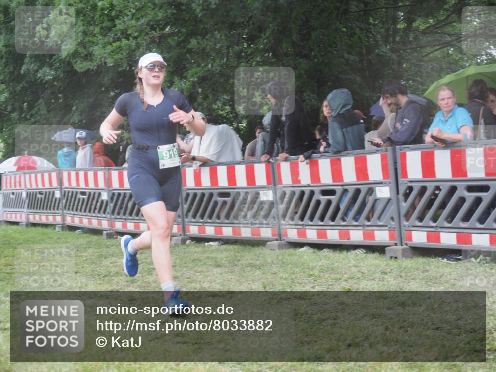 21.06.2025 - 27. Vierlanden-Triathlon KatJ http://msf.ph/oto/8033882 15.06.2025 13:46:45 Ziel 919 meine-sportfotos.de