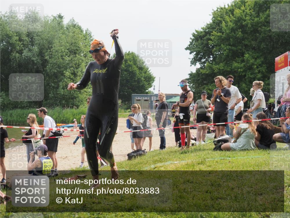 15.06.2025 - 27. Vierlanden-Triathlon KatJ http://msf.ph/oto/8033883 15.06.2025 11:17:07 Schwimmen 825, 945, 978 meine-sportfotos.de