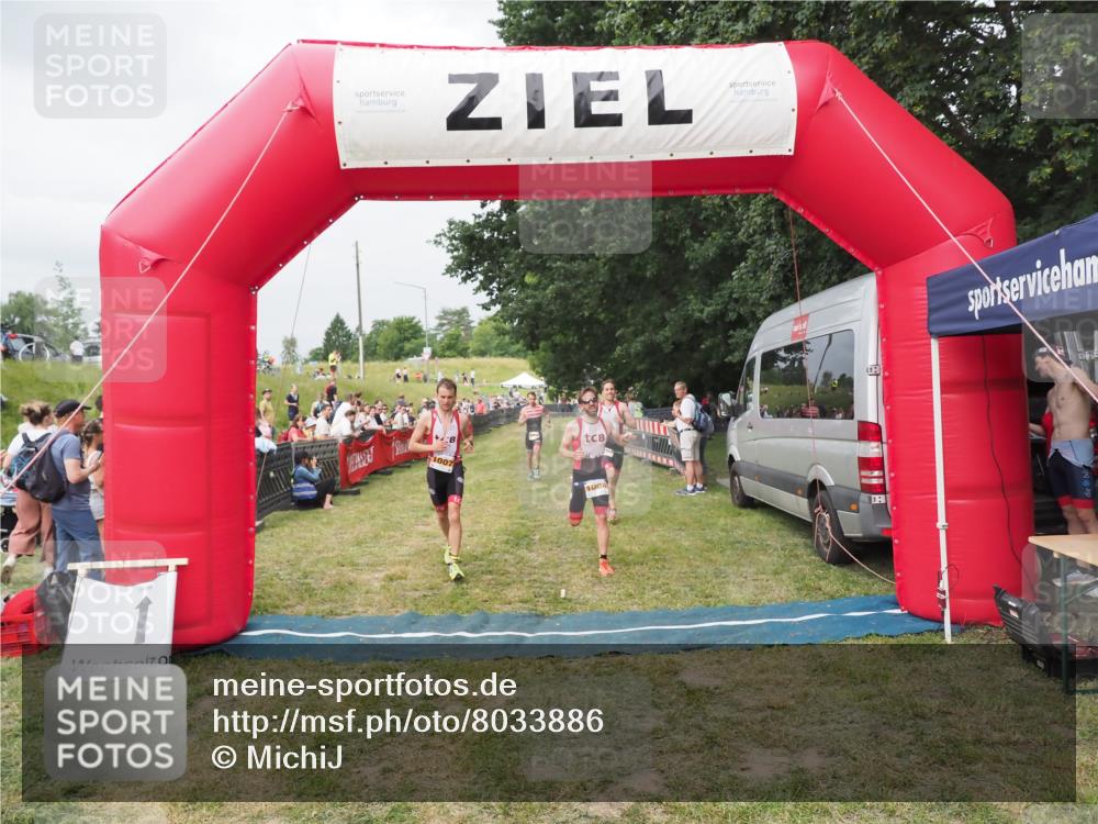 21.06.2025 - 27. Vierlanden-Triathlon MichiJ http://msf.ph/oto/8033886 15.06.2026 12:56:46 Ziel 725, 1004, 1006, 1007, 1008 meine-sportfotos.de