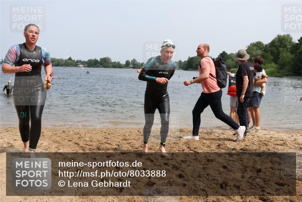15.06.2025 - 27. Vierlanden-Triathlon Lena Gebhardt http://msf.ph/oto/8033888 15.06.2025 11:18:40 Schwimmen 885, 909, 912, 916, 925, 939 meine-sportfotos.de