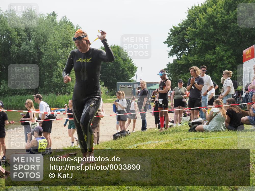 15.06.2025 - 27. Vierlanden-Triathlon KatJ http://msf.ph/oto/8033890 15.06.2025 11:17:07 Schwimmen 825, 945, 978 meine-sportfotos.de