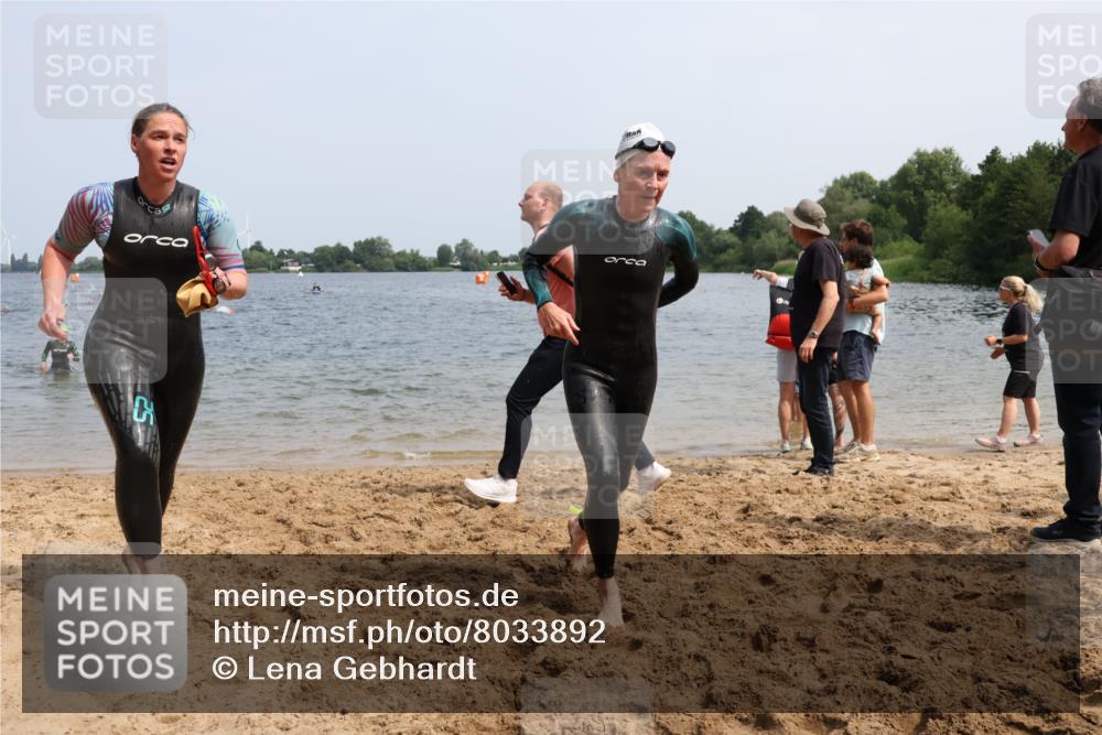 15.06.2025 - 27. Vierlanden-Triathlon Lena Gebhardt http://msf.ph/oto/8033892 15.06.2025 11:18:40 Schwimmen 885, 909, 912, 916, 925, 939 meine-sportfotos.de