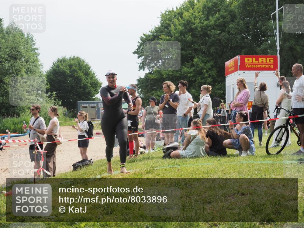 15.06.2025 - 27. Vierlanden-Triathlon KatJ http://msf.ph/oto/8033896 15.06.2025 11:17:10 Schwimmen 944, 945, 978, 979 meine-sportfotos.de