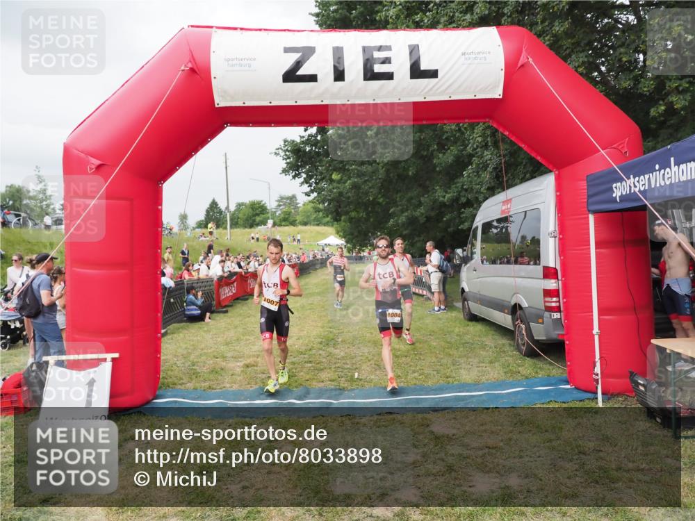 21.06.2025 - 27. Vierlanden-Triathlon MichiJ http://msf.ph/oto/8033898 15.06.2026 12:56:47 Ziel 725, 1004, 1006, 1007, 1008 meine-sportfotos.de