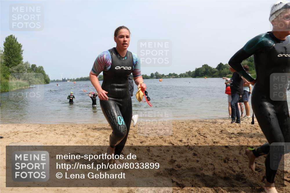 15.06.2025 - 27. Vierlanden-Triathlon Lena Gebhardt http://msf.ph/oto/8033899 15.06.2025 11:18:41 Schwimmen 885, 909, 916, 925, 939 meine-sportfotos.de