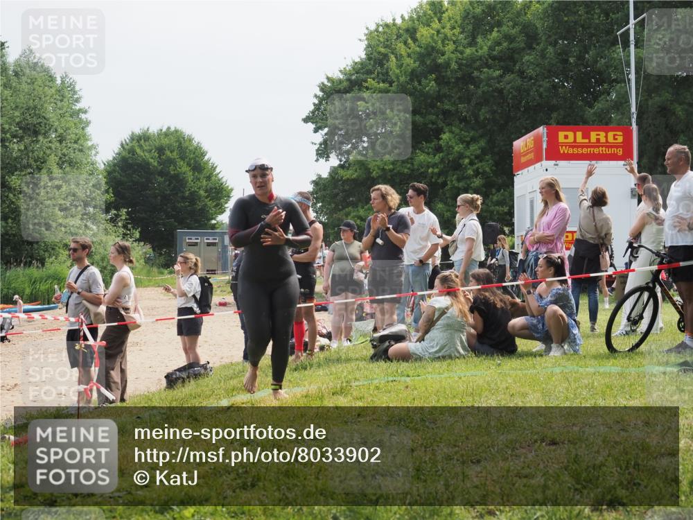 15.06.2025 - 27. Vierlanden-Triathlon KatJ http://msf.ph/oto/8033902 15.06.2025 11:17:10 Schwimmen 944, 945, 978, 979 meine-sportfotos.de