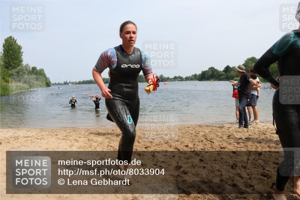 15.06.2025 - 27. Vierlanden-Triathlon Lena Gebhardt http://msf.ph/oto/8033904 15.06.2025 11:18:41 Schwimmen 885, 909, 916, 925, 939 meine-sportfotos.de