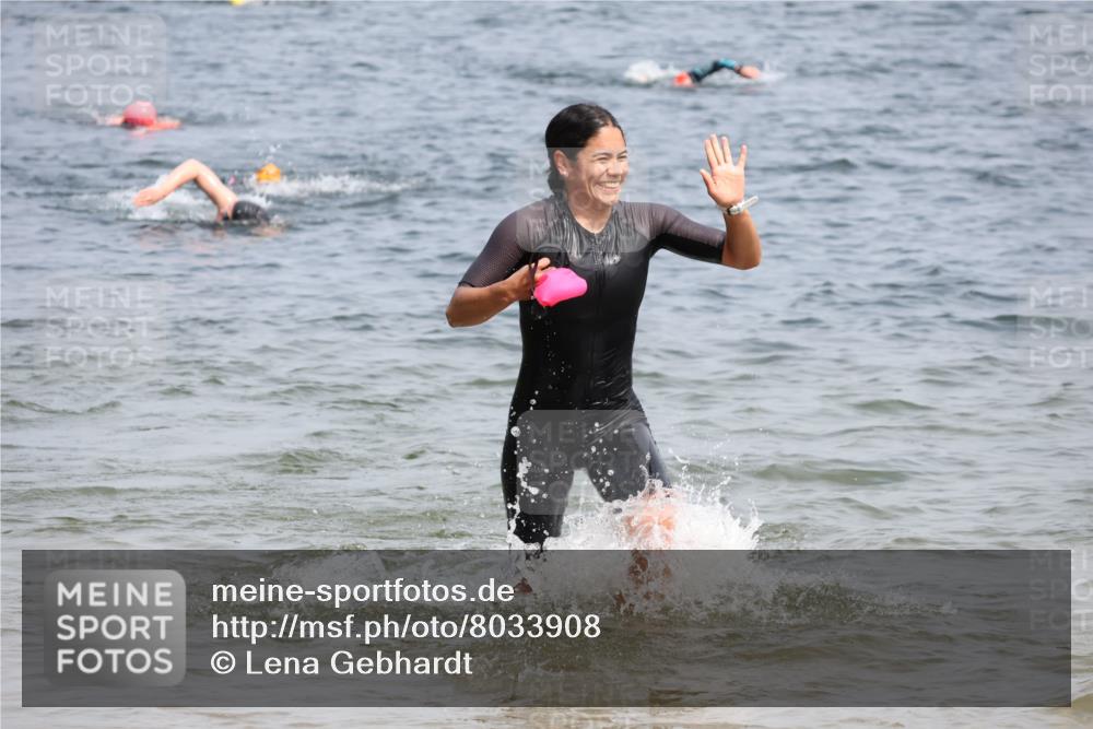 15.06.2025 - 27. Vierlanden-Triathlon Lena Gebhardt http://msf.ph/oto/8033908 15.06.2025 11:18:42 Schwimmen 885, 909, 916, 925, 939 meine-sportfotos.de