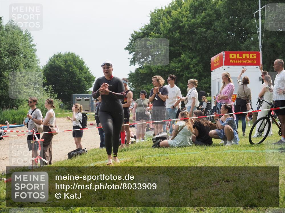 15.06.2025 - 27. Vierlanden-Triathlon KatJ http://msf.ph/oto/8033909 15.06.2025 11:17:10 Schwimmen 944, 945, 978, 979 meine-sportfotos.de