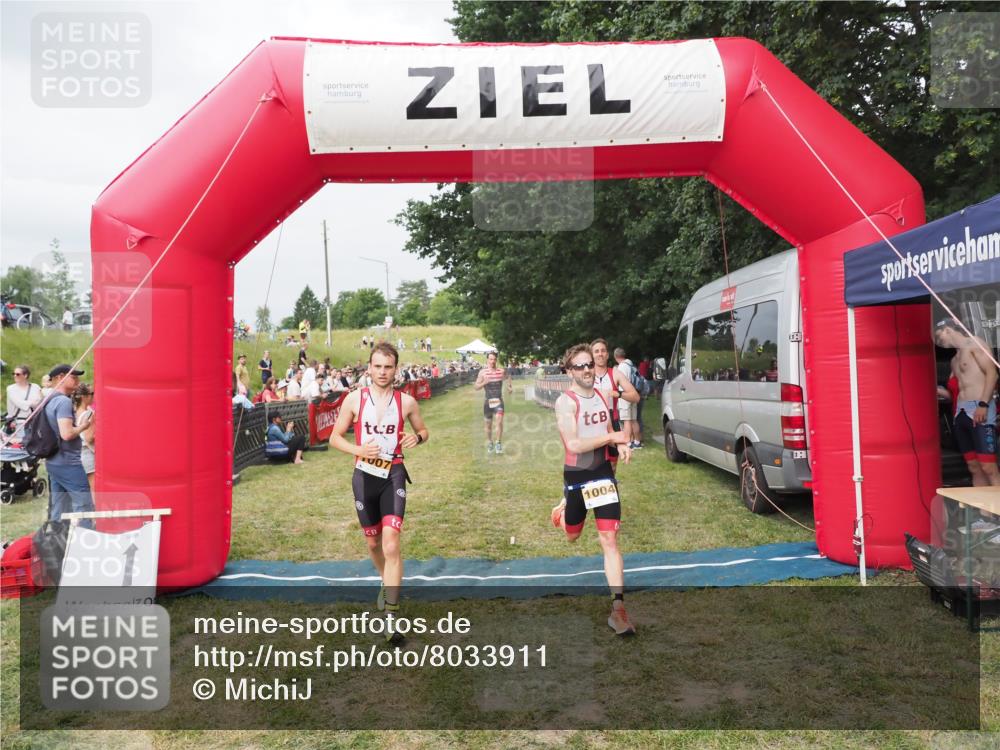21.06.2025 - 27. Vierlanden-Triathlon MichiJ http://msf.ph/oto/8033911 15.06.2026 12:56:47 Ziel 725, 1004, 1006, 1007, 1008 meine-sportfotos.de