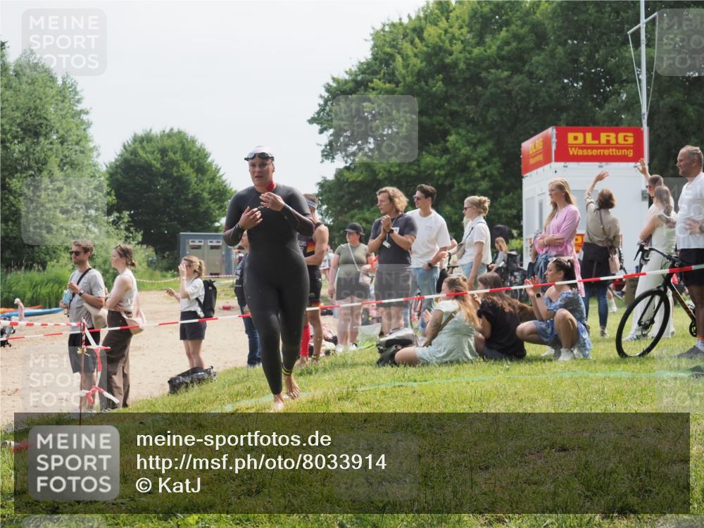 15.06.2025 - 27. Vierlanden-Triathlon KatJ http://msf.ph/oto/8033914 15.06.2025 11:17:11 Schwimmen 944, 945, 978, 979 meine-sportfotos.de