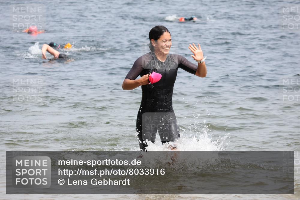 15.06.2025 - 27. Vierlanden-Triathlon Lena Gebhardt http://msf.ph/oto/8033916 15.06.2025 11:18:43 Schwimmen 885, 909, 916, 925, 939 meine-sportfotos.de