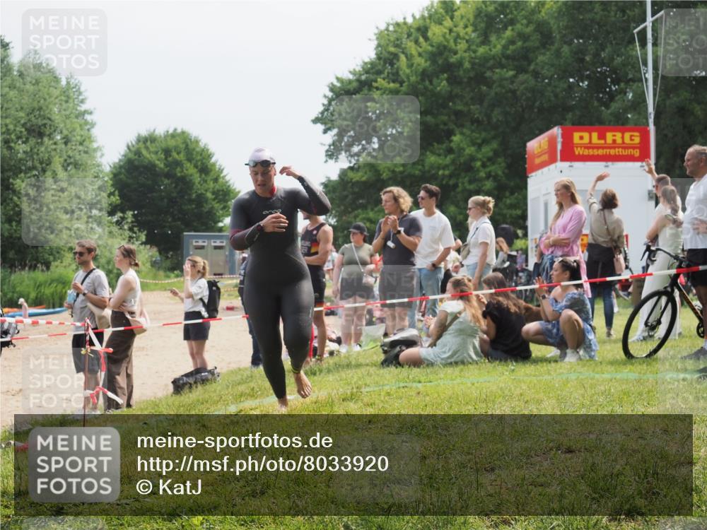15.06.2025 - 27. Vierlanden-Triathlon KatJ http://msf.ph/oto/8033920 15.06.2025 11:17:11 Schwimmen 944, 945, 978, 979 meine-sportfotos.de