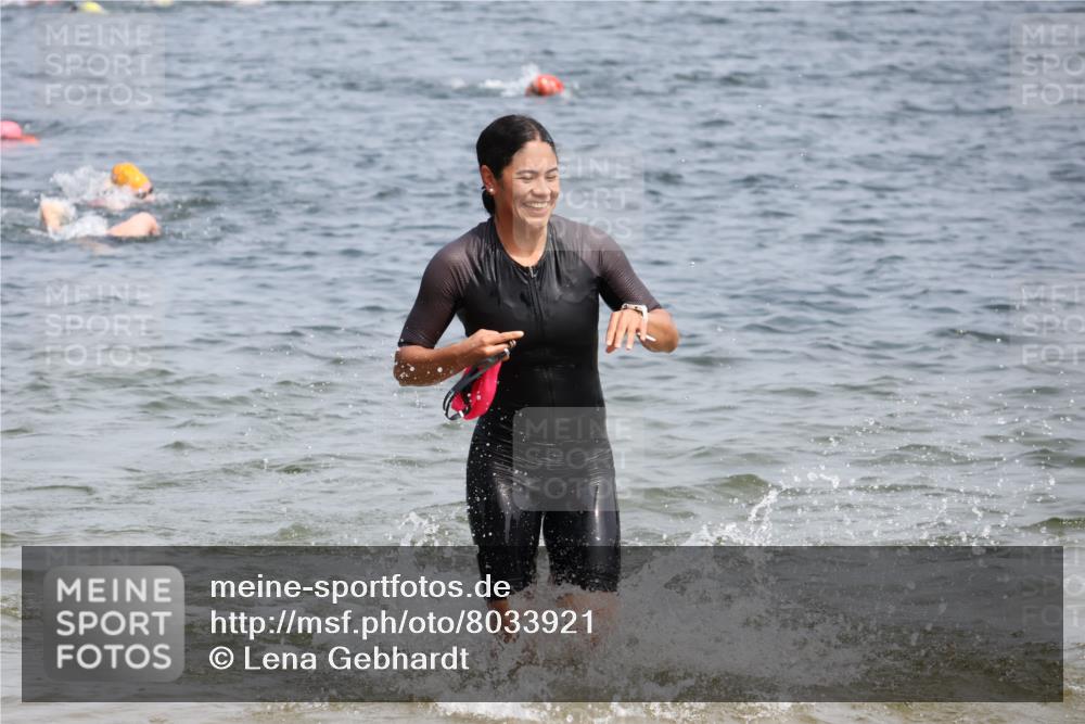 15.06.2025 - 27. Vierlanden-Triathlon Lena Gebhardt http://msf.ph/oto/8033921 15.06.2025 11:18:43 Schwimmen 885, 909, 916, 925, 939 meine-sportfotos.de