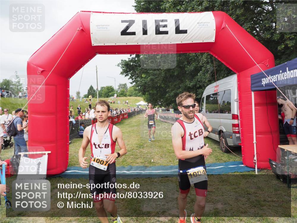21.06.2025 - 27. Vierlanden-Triathlon MichiJ http://msf.ph/oto/8033926 15.06.2026 12:56:48 Ziel 725, 1004, 1006, 1007, 1008 meine-sportfotos.de