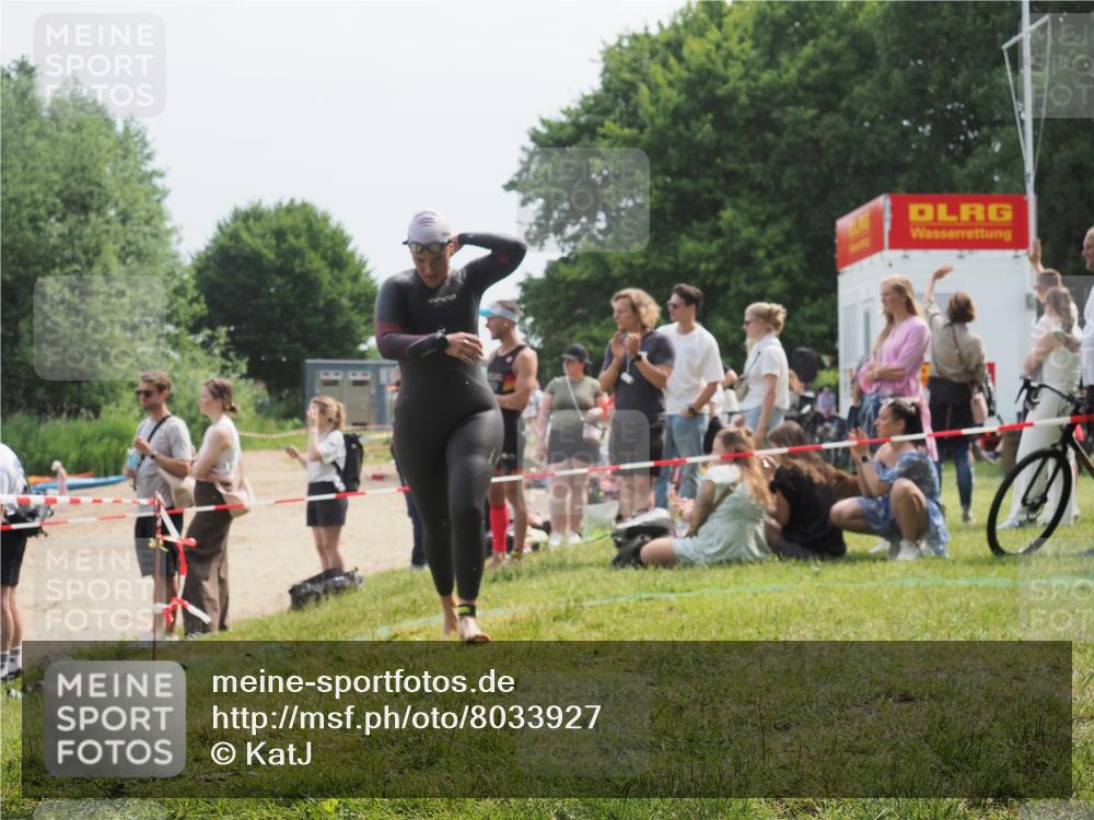 15.06.2025 - 27. Vierlanden-Triathlon KatJ http://msf.ph/oto/8033927 15.06.2025 11:17:11 Schwimmen 944, 945, 978, 979 meine-sportfotos.de