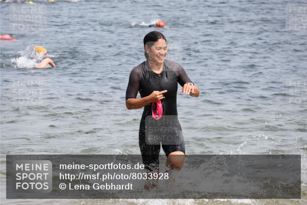 15.06.2025 - 27. Vierlanden-Triathlon Lena Gebhardt http://msf.ph/oto/8033928 15.06.2025 11:18:43 Schwimmen 885, 909, 916, 925, 939 meine-sportfotos.de