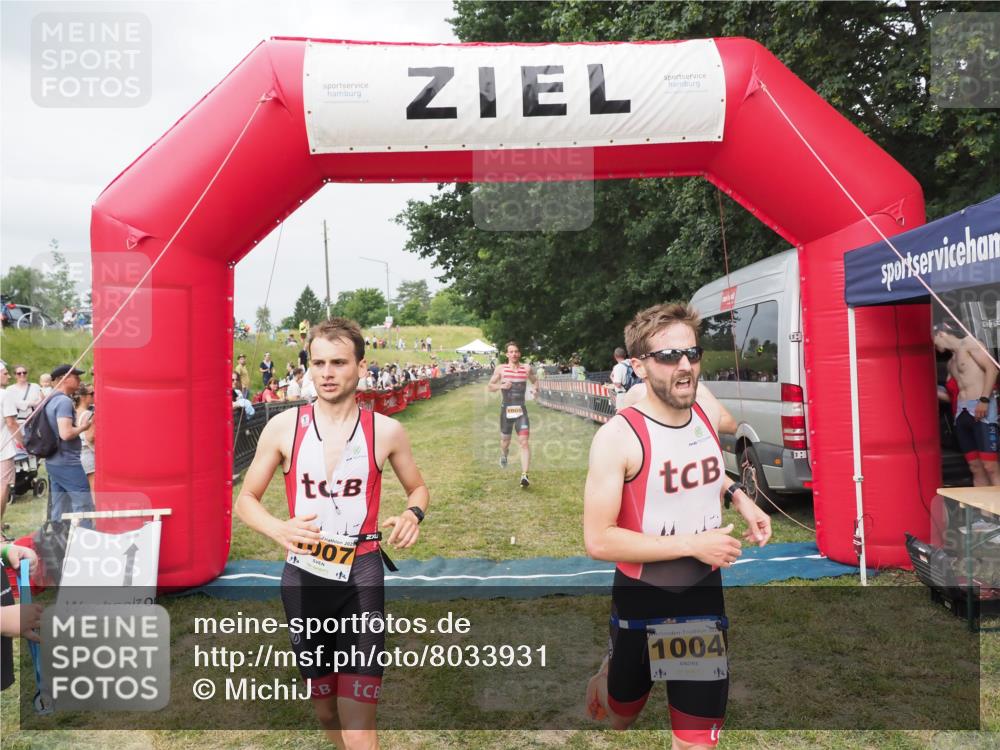21.06.2025 - 27. Vierlanden-Triathlon MichiJ http://msf.ph/oto/8033931 15.06.2026 12:56:48 Ziel 725, 1004, 1006, 1007, 1008 meine-sportfotos.de