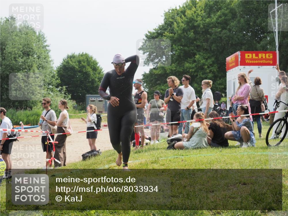 15.06.2025 - 27. Vierlanden-Triathlon KatJ http://msf.ph/oto/8033934 15.06.2025 11:17:11 Schwimmen 944, 945, 978, 979 meine-sportfotos.de
