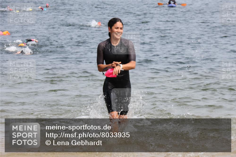 15.06.2025 - 27. Vierlanden-Triathlon Lena Gebhardt http://msf.ph/oto/8033935 15.06.2025 11:18:44 Schwimmen 885, 909, 916, 925, 939 meine-sportfotos.de