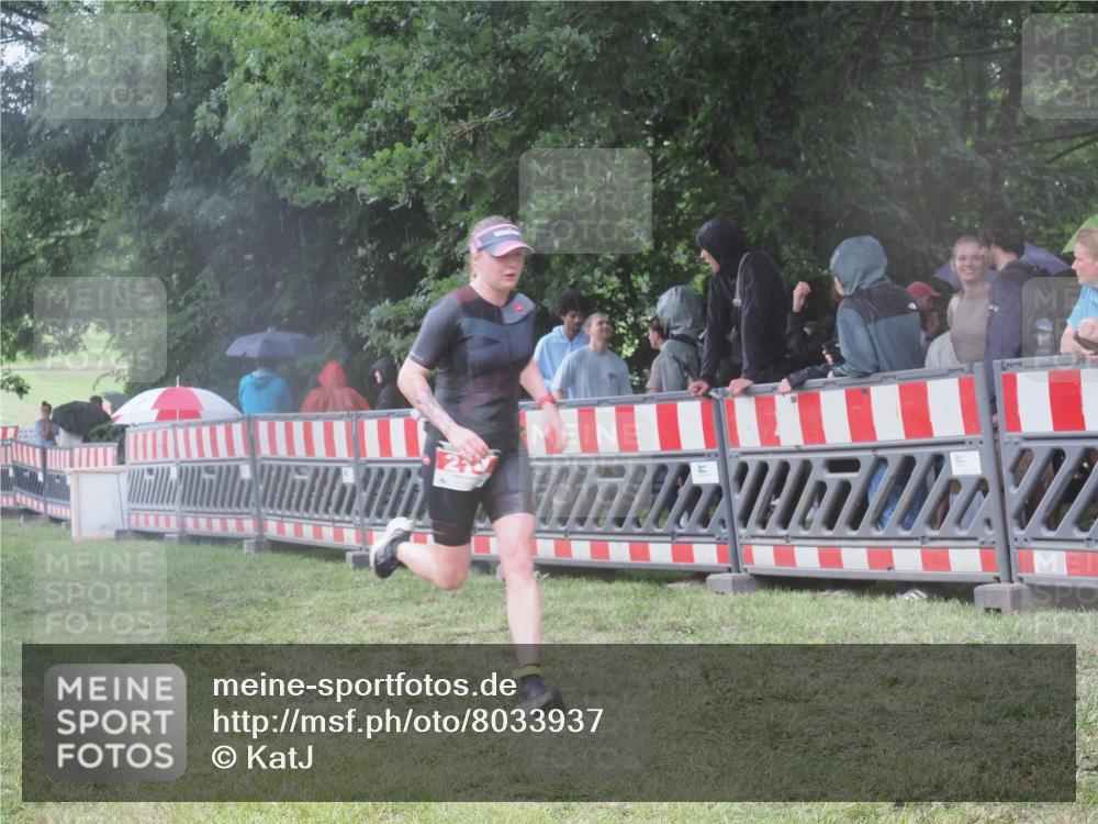 21.06.2025 - 27. Vierlanden-Triathlon KatJ http://msf.ph/oto/8033937 15.06.2025 13:47:07 Ziel 84, 214 meine-sportfotos.de