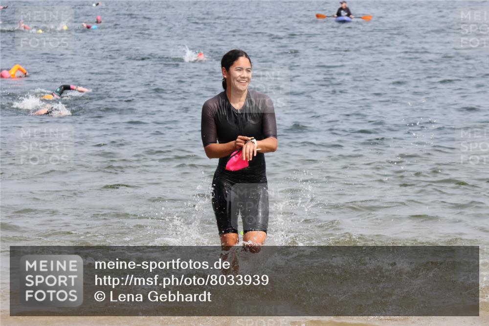 15.06.2025 - 27. Vierlanden-Triathlon Lena Gebhardt http://msf.ph/oto/8033939 15.06.2025 11:18:44 Schwimmen 885, 909, 916, 925, 939 meine-sportfotos.de