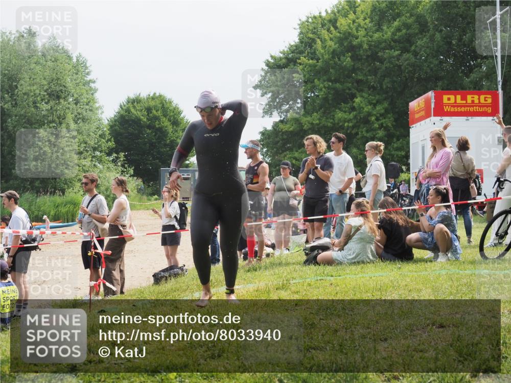 15.06.2025 - 27. Vierlanden-Triathlon KatJ http://msf.ph/oto/8033940 15.06.2025 11:17:11 Schwimmen 944, 945, 978, 979 meine-sportfotos.de
