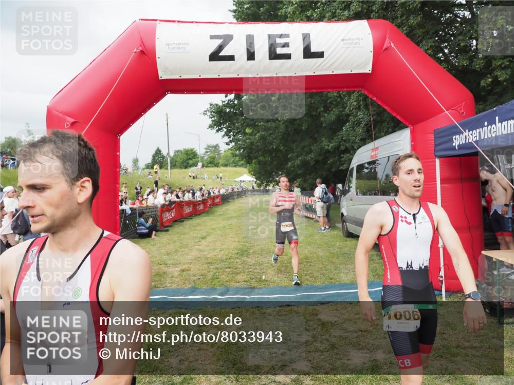 21.06.2025 - 27. Vierlanden-Triathlon MichiJ http://msf.ph/oto/8033943 15.06.2026 12:56:49 Ziel 725, 1004, 1006, 1007, 1008 meine-sportfotos.de