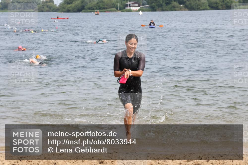 15.06.2025 - 27. Vierlanden-Triathlon Lena Gebhardt http://msf.ph/oto/8033944 15.06.2025 11:18:44 Schwimmen 885, 909, 916, 925, 939 meine-sportfotos.de