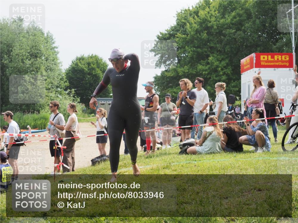 15.06.2025 - 27. Vierlanden-Triathlon KatJ http://msf.ph/oto/8033946 15.06.2025 11:17:11 Schwimmen 944, 945, 978, 979 meine-sportfotos.de