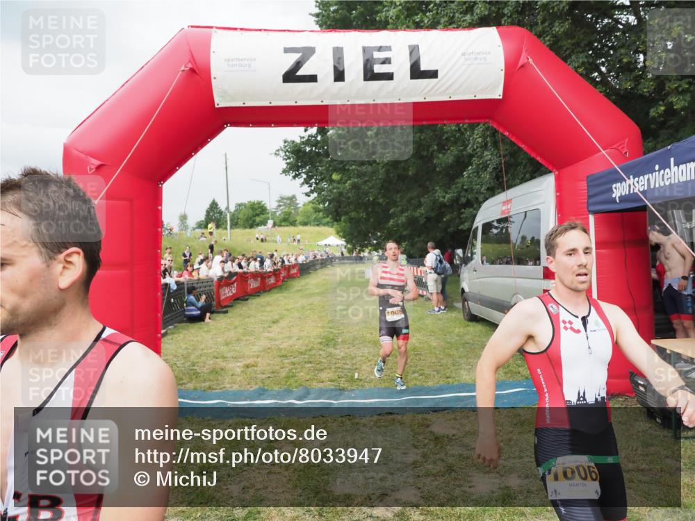 21.06.2025 - 27. Vierlanden-Triathlon MichiJ http://msf.ph/oto/8033947 15.06.2026 12:56:49 Ziel 725, 1004, 1006, 1007, 1008 meine-sportfotos.de