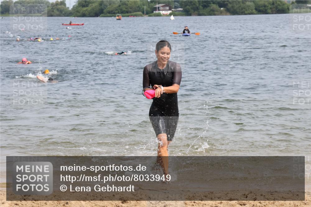 15.06.2025 - 27. Vierlanden-Triathlon Lena Gebhardt http://msf.ph/oto/8033949 15.06.2025 11:18:44 Schwimmen 885, 909, 916, 925, 939 meine-sportfotos.de