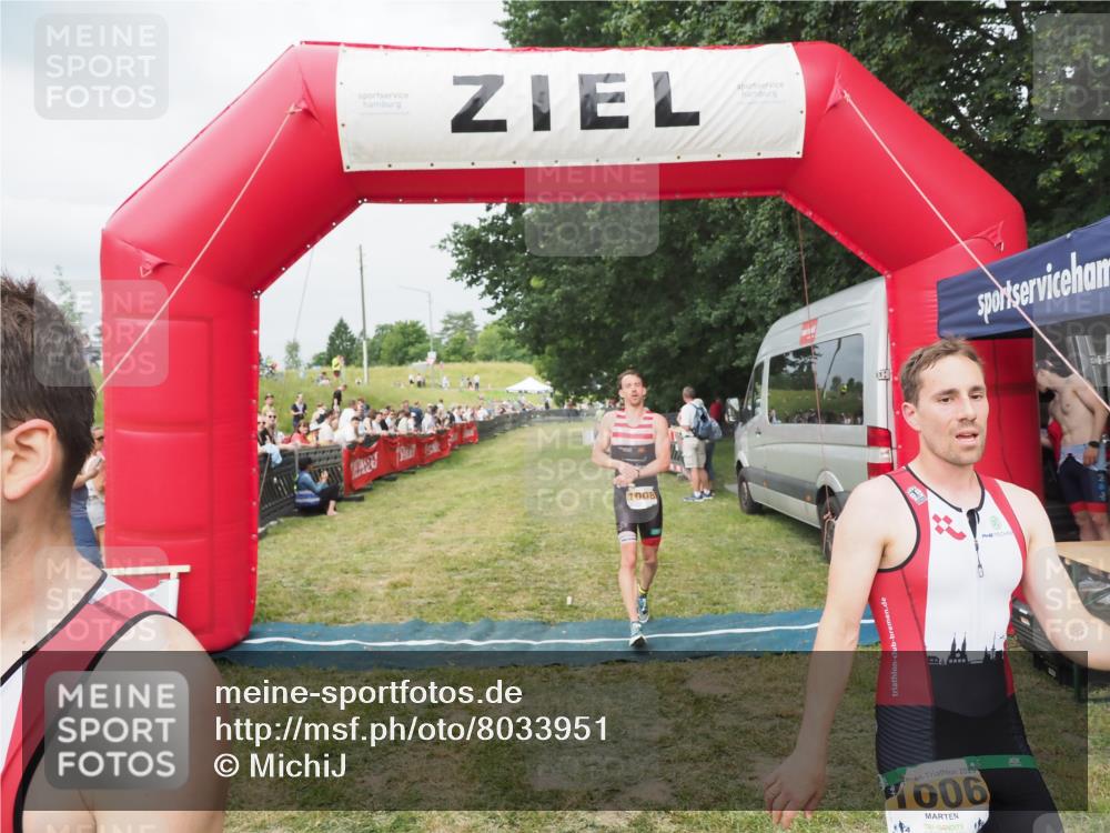 21.06.2025 - 27. Vierlanden-Triathlon MichiJ http://msf.ph/oto/8033951 15.06.2026 12:56:49 Ziel 725, 1004, 1006, 1007, 1008 meine-sportfotos.de